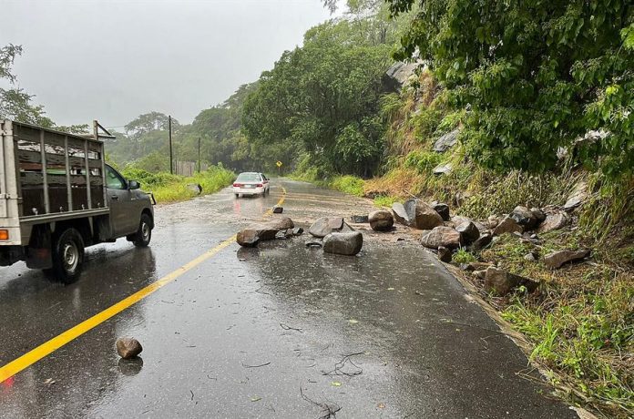 México reporta daños en su vialidad tras el paso de huracán Otis