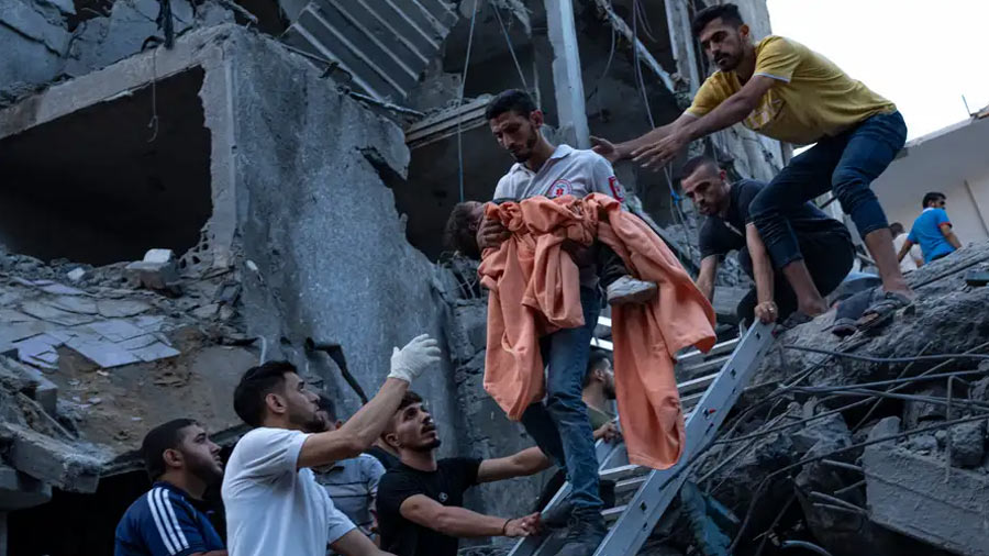 Suben a 7.326 muertos y 18.967 heridos las víctimas por los ataques israelíes en Gaza