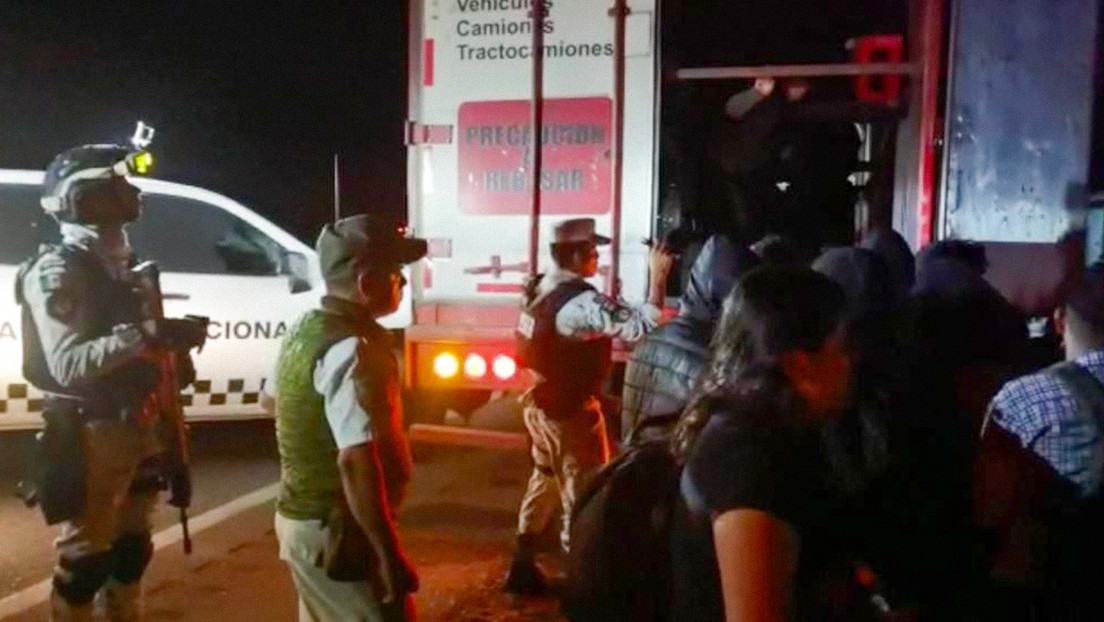Autoridades mexicanas rescatan a 123 migrantes que estaban encerrados en un tráiler