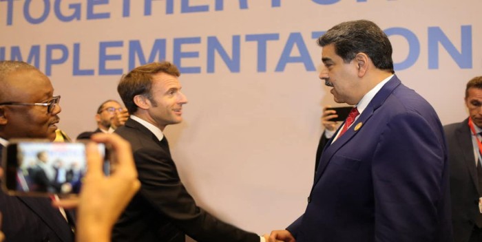 Macron a Maduro: UE levantaría las sanciones si se cumple con Barbados