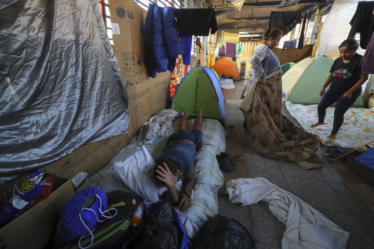 Migrantes toman estaciones de transporte público como albergues temporales en Honduras