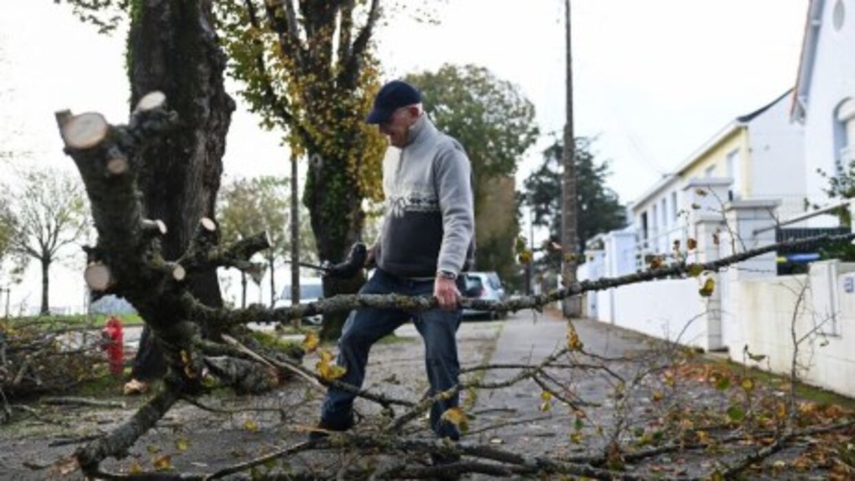 Tormenta deja un muerto y millones de hogares sin electricidad en Francia
