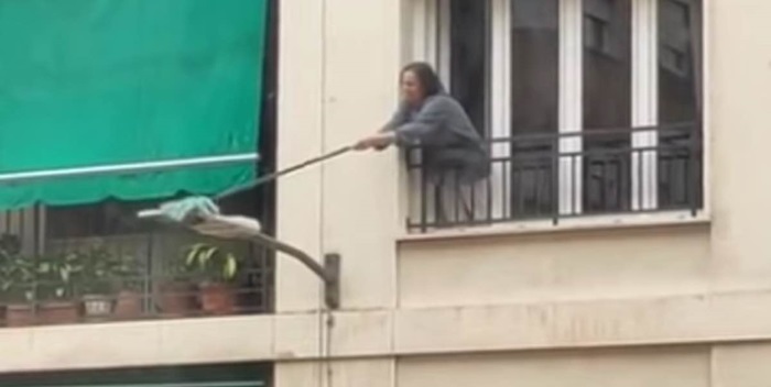 Mujer se viraliza tras limpiar una farola pública