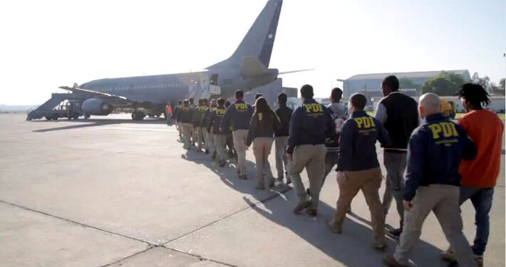 Chile expulsó a 16 migrantes venezolanos en vuelo chárter hacia Caracas