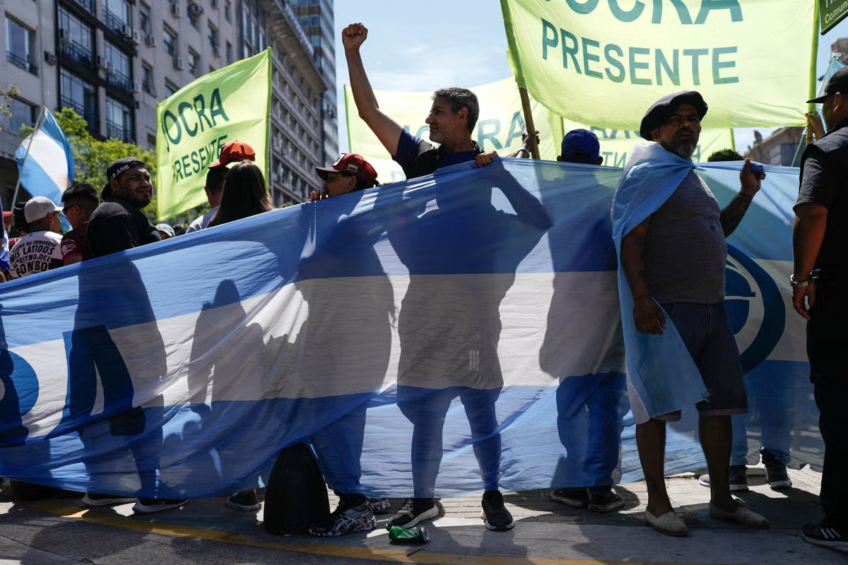 Milei entrega paquete de leyes al Congreso con las calles encendidas en protestas