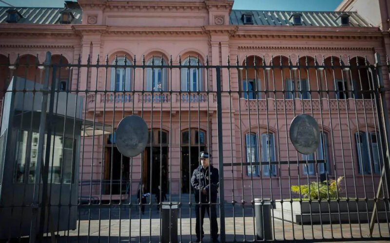 Argentina no renovará 5.000 contratos públicos y revisará un millón de planes sociales