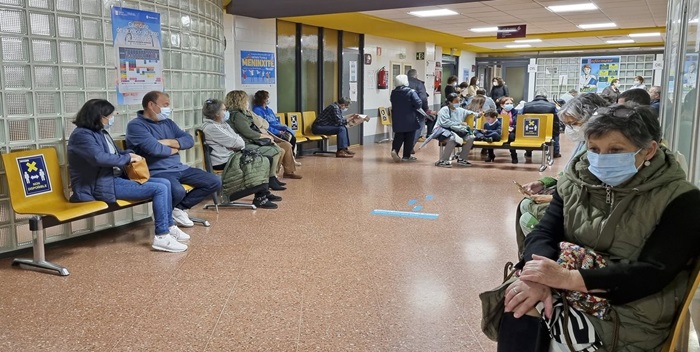 Españoles vuelven al uso de mascarillas en centros de salud