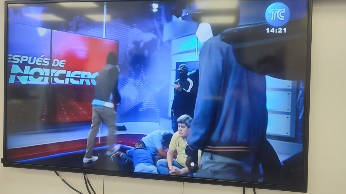 Delincuentes secuestran canal de televisión en Ecuador |+video