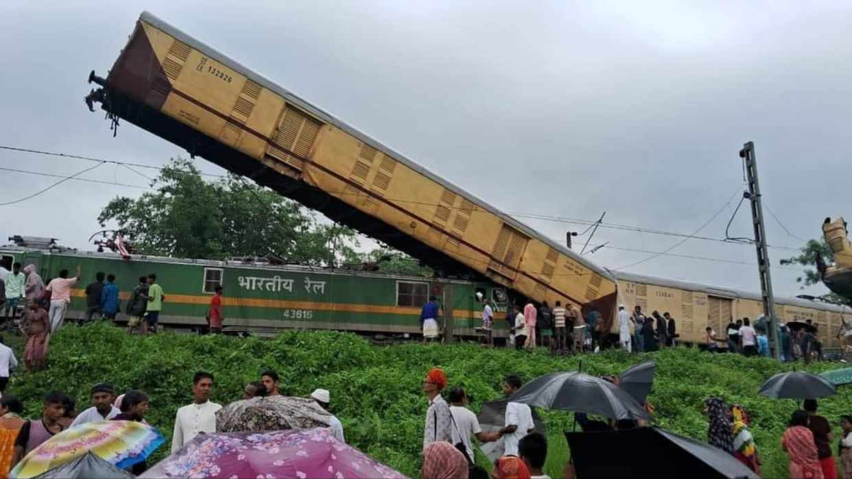 India: 15 muertos al chocar dos trenes