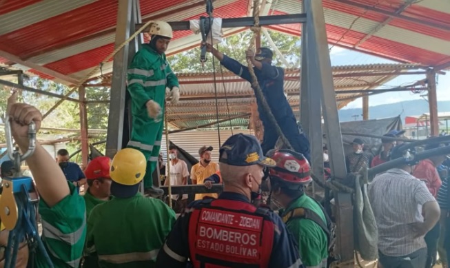 Hallan 12 de los 14 cuerpos reportados en la mina inundada en Bolívar