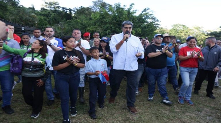 Maduro pide respeto a la autonomía de las comunas y llama a construir un Estado Comunal “democrático”