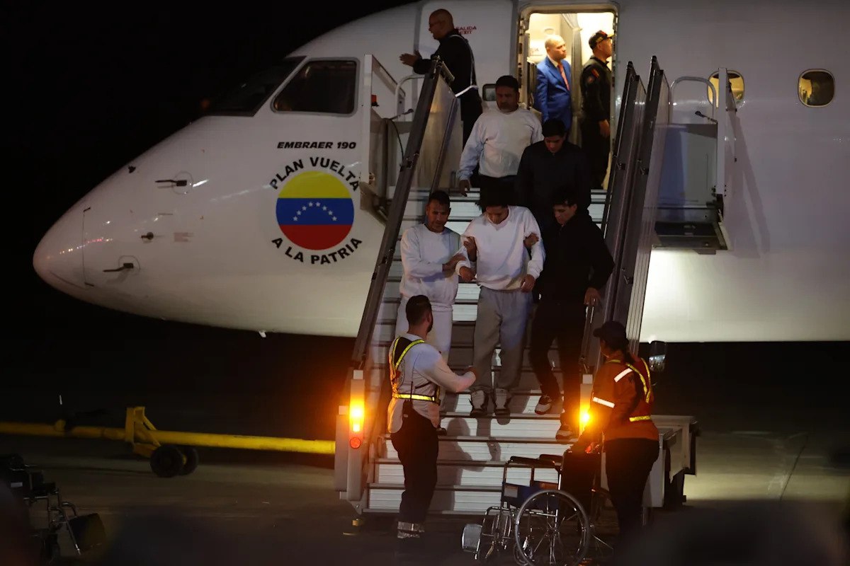 Venezolanos regresan desde México en vuelos de repatriación pese a alertas internacionales recientes