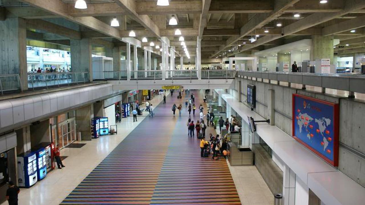 Aeropuerto de Maiquetía queda casi sin vuelos tras cancelaciones por la crisis del espacio aéreo venezolano