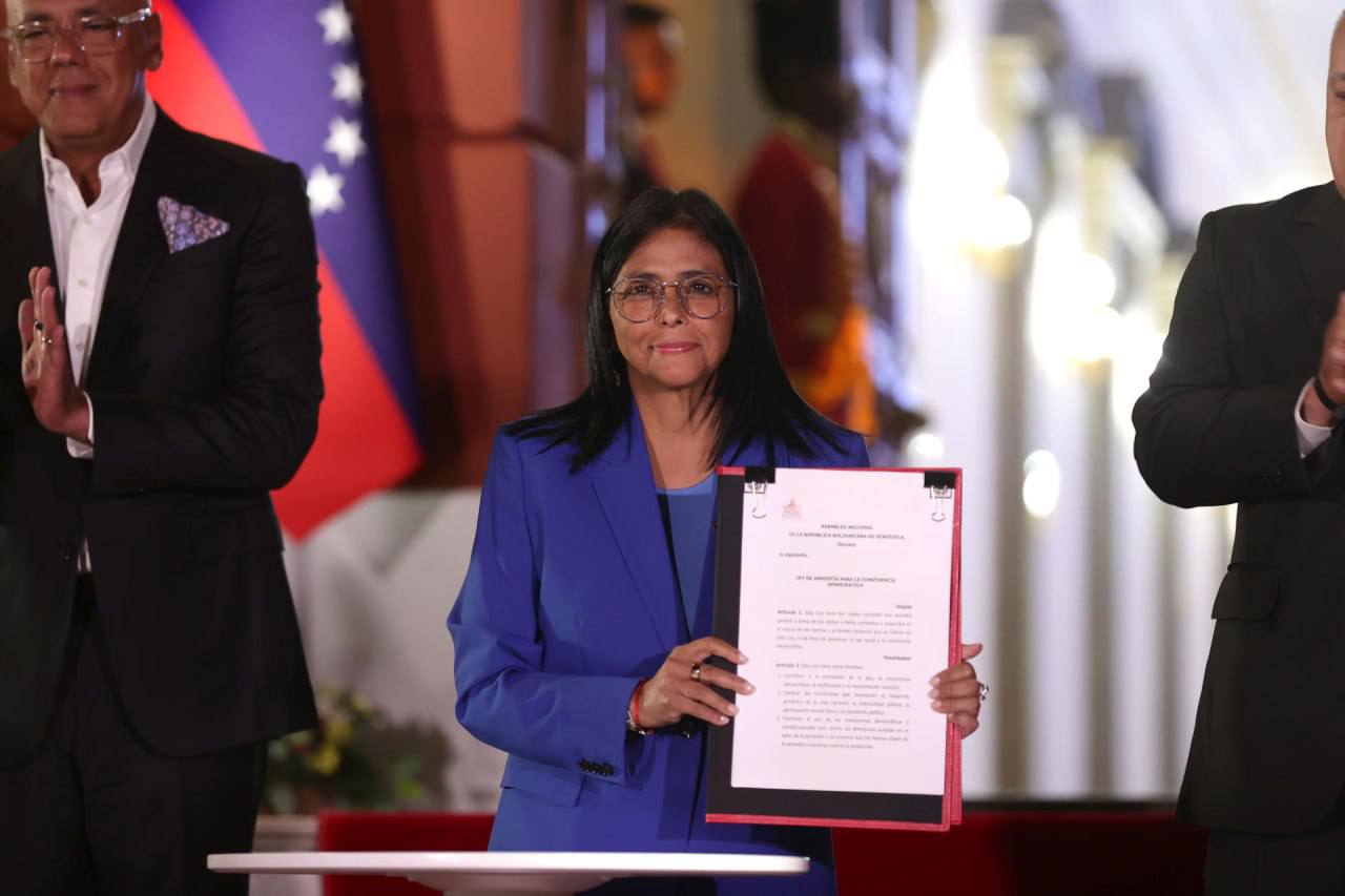 Delcy Rodríguez firma la Ley de Amnistía y pide revisar casos no contemplados en la legislación