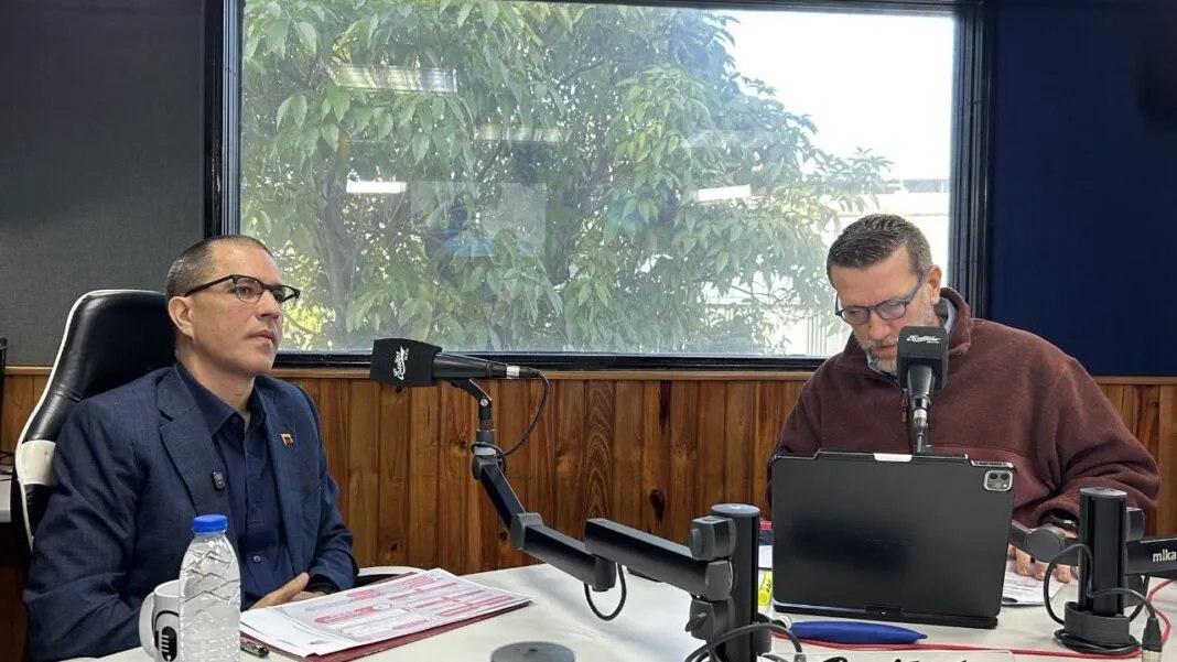 Arreaza reconoce revisión ilegal de teléfonos en alcabalas bajo Ley contra el Odio