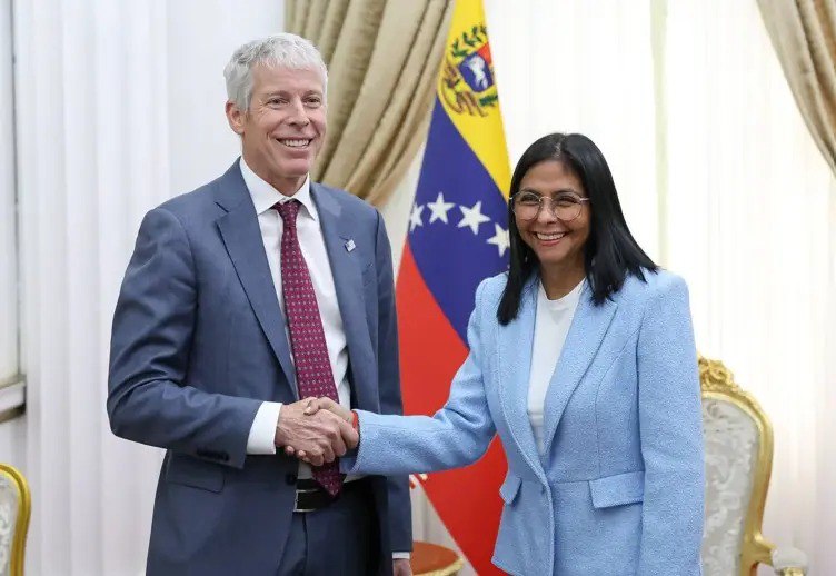 Reunión en Miraflores: Delcy Rodríguez y directivos de Shell evalúan proyectos gasíferos
