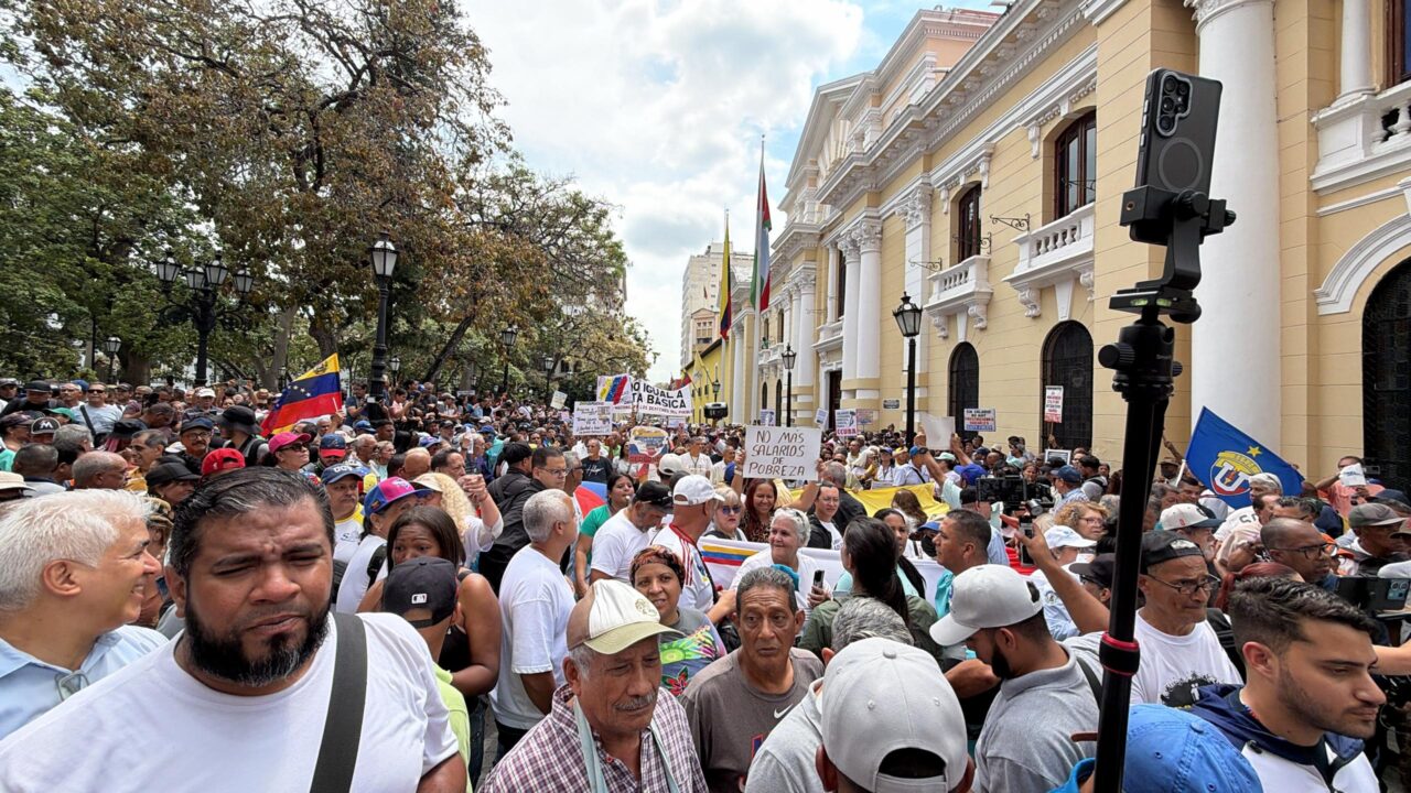 Protesta en Caracas rompe cerco policial y llega a la AN