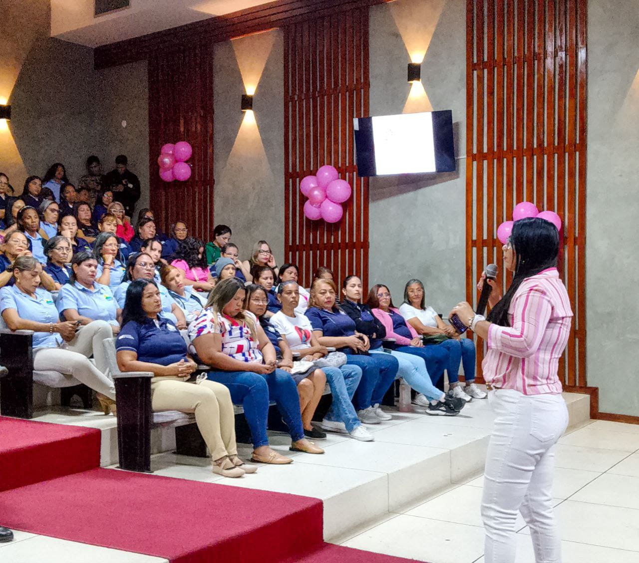 Mujeres de la Gobernación de Falcón reciben capacitación en su mes aniversario