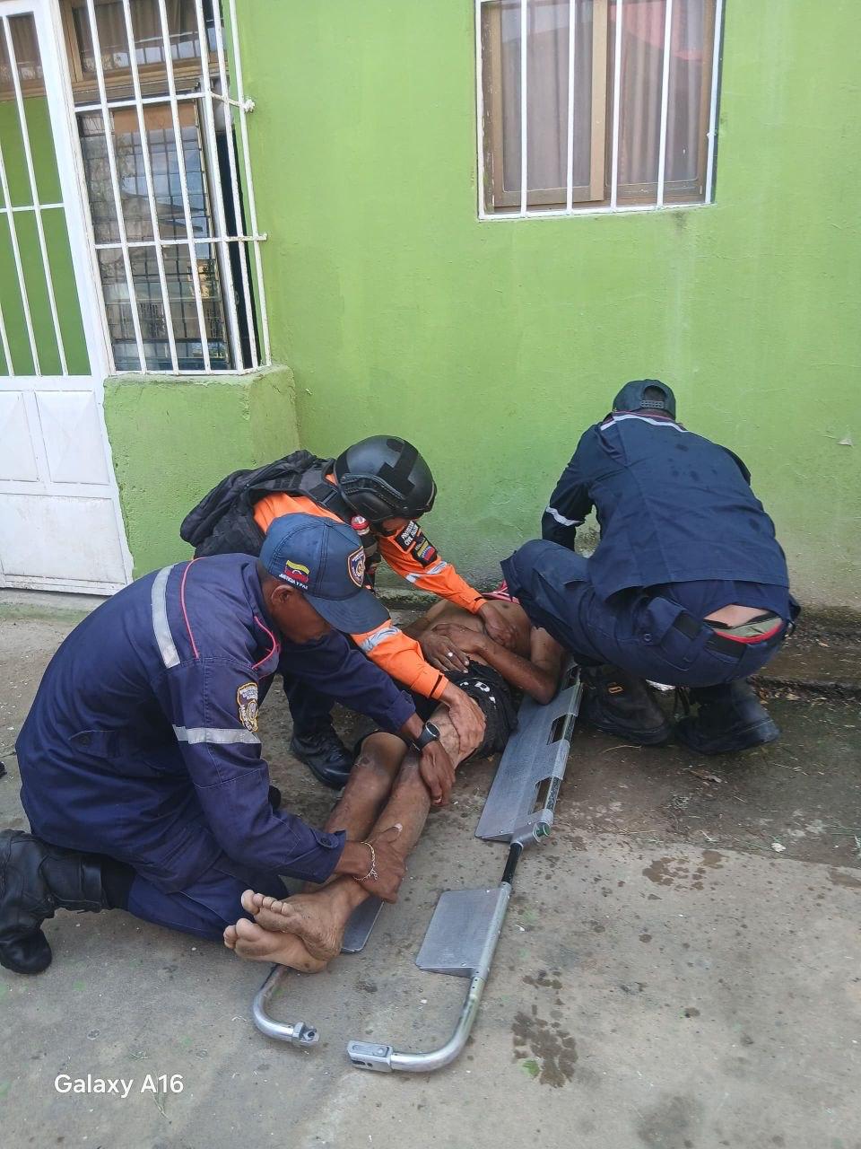 Un joven cae desde tres metros de altura y sufre lesiones
