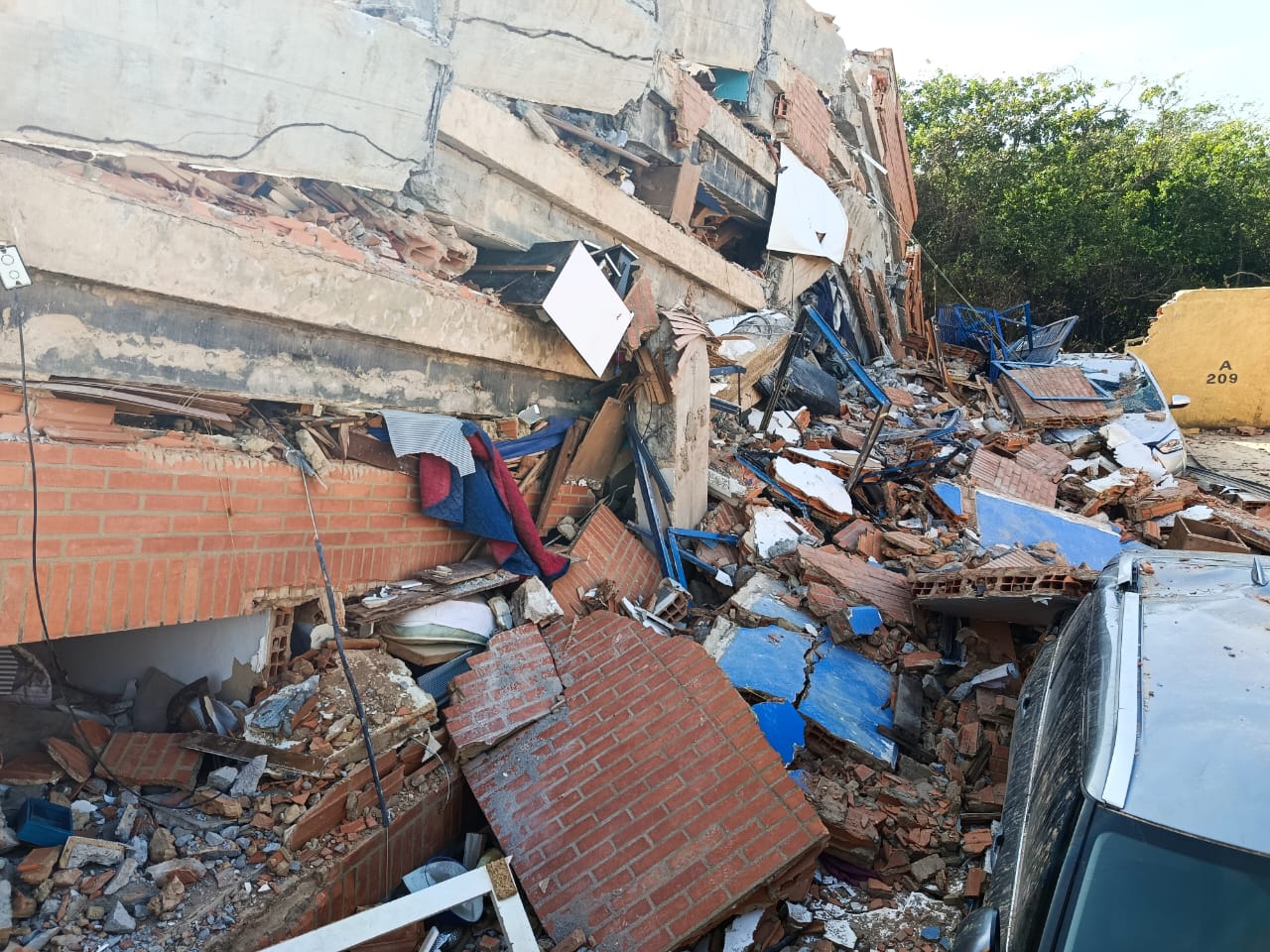 Rescatan con vida a dos personas atrapadas en edificio de Tucacas
