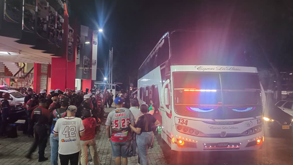 Expresos Los Llanos traslada gratuitamente a Bomberos del Táchira hacia La Guaira