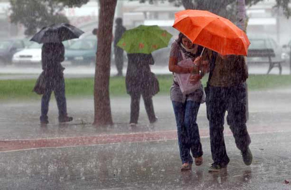 Onda tropical N° 42 avanza sobre el oriente venezolano con lluvias y actividad eléctrica