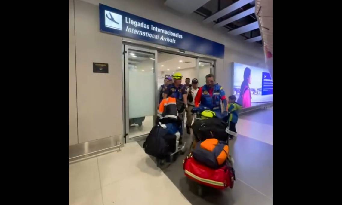 Reciben entre aplausos a rescatistas venezolanos que regresan de Colombia