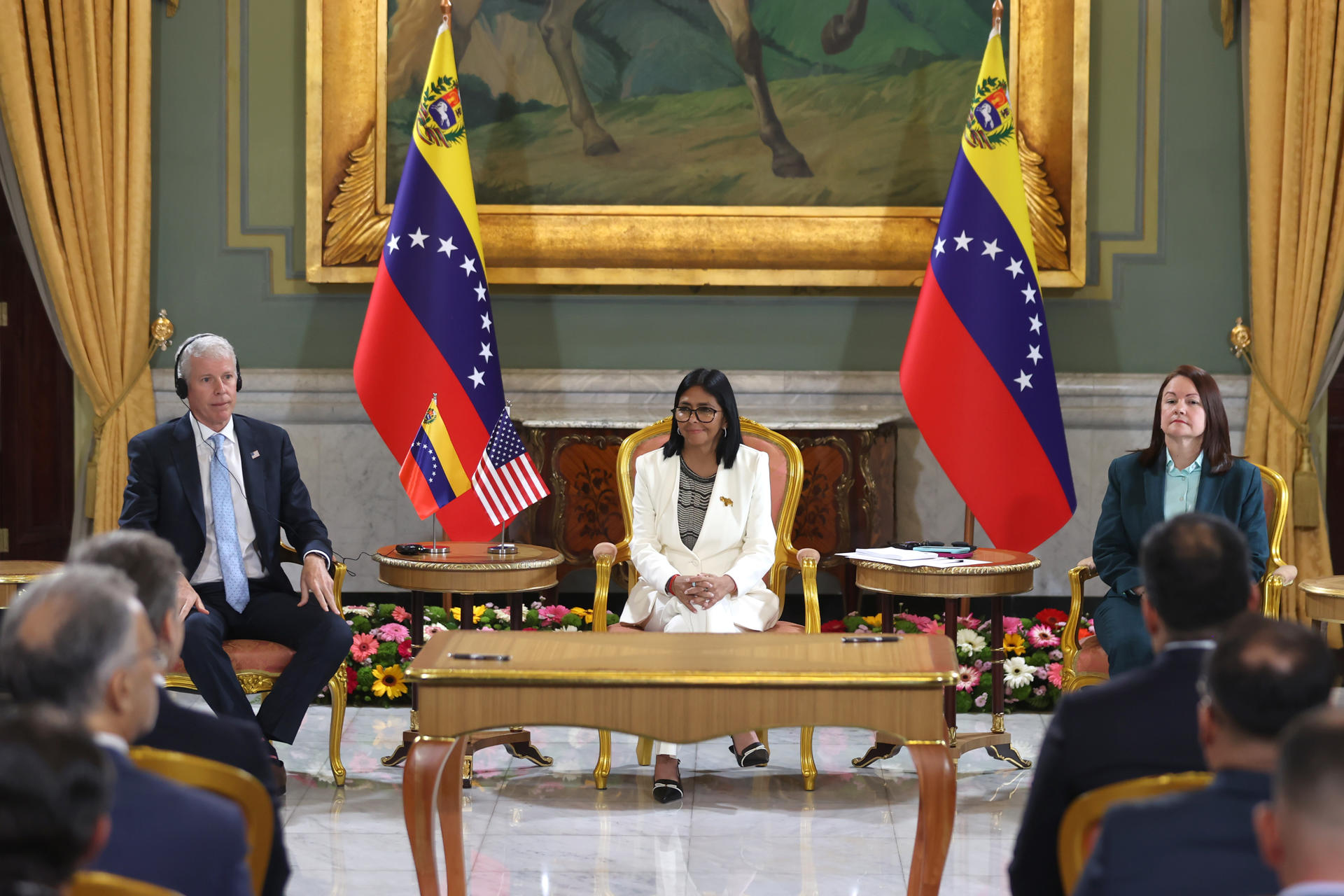 Venezuela firma acuerdos petroleros con Chevron y ENI ante enviado de EE. UU.
