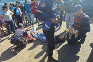 Joven y adolescente lesionados al chocar su moto contra un vehículo
