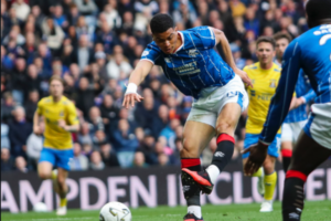 Kelsy anota su primer gol en la liga escocesa y el Rangers duerme líder