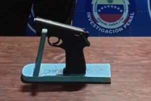 Detienen a adolescente con un facsimil de arma de fuego en Coro