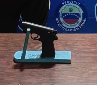 Detienen a adolescente con un facsimil de arma de fuego en Coro