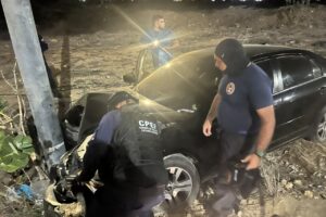 Lesionado sexagenario al impactar su carro contra un poste