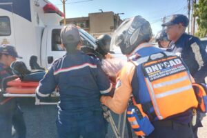 Joven resulta lesionado tras choque entre carro y motocicleta en Coro