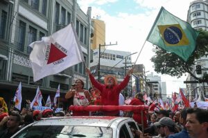 Lula pide a sus seguidores convencer a los indecisos de apoyarle en las elecciones