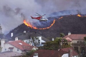 Alerta roja en el sur de California: múltiples incendios destruyen viviendas y obligan a evacuaciones masivas