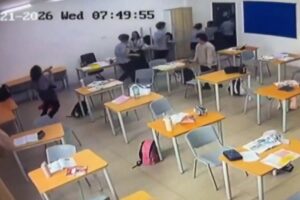 VIDEO FUERTE: Estudiante ataca a su docente con un hacha y lo muestra en vivo