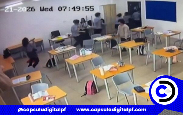 VIDEO FUERTE: Estudiante ataca a su docente con un hacha y lo muestra en vivo