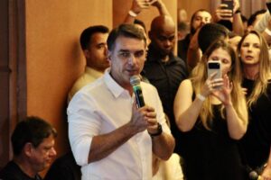 Flávio Bolsonaro retoma visitas a su padre en medio de elecciones
