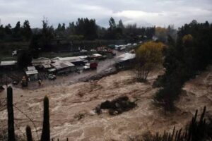 Santiago de Chile cancela alerta roja por lluvias, pero persiste riesgo de deslizamientos