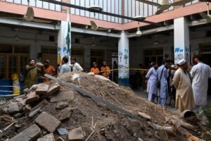 Al menos 33 muertos tras el colapso del techo de una escuela en Peshawar