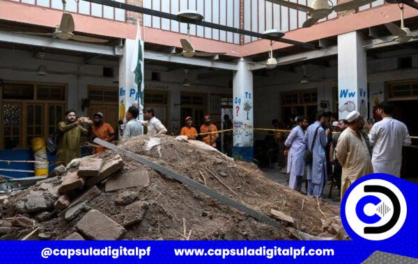 Al menos 33 muertos tras el colapso del techo de una escuela en Peshawar