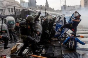 El Gobierno de Milei desata la represión contra estudiantes y docentes en Buenos Aires