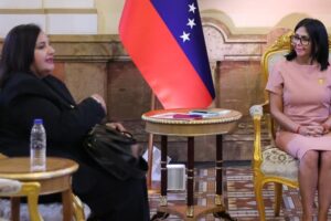 Delcy Rodríguez reconoce esfuerzo del diálogo y cuestiona a quienes “creen que trancando calles Venezuela saldrá adelante”