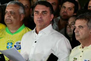 Flávio Bolsonaro enfrenta restricciones tras derrota electoral en Brasil